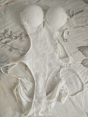 这件泳衣非常满意，很性感！腰那里的设计又不显得腰粗，很满意！背后的扣子我第一次见过这种，试穿时扣了半天没扣上，后来才发现那个圆形的得竖着插进去，再转成扁的，就能扣上了。泳衣性感，但要想最好最好的穿着效果，还是得减肥。