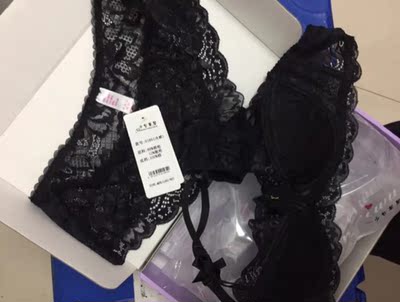 版型是非常好的。又很舒服。薄厚适中 我已经在这家买过很多年文胸了。一直不会失望。质量也对得起价格。 很好看。