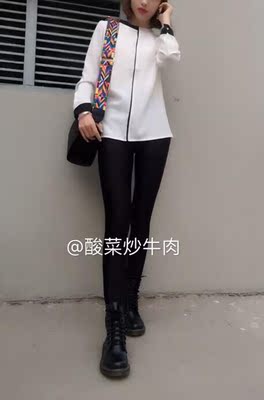 裤子的布料很亲肤,弹性好大,完全没有紧绷感,穿着巴适得很, 裤子的布料很亲肤,弹性好大,完全没有紧绷感,穿着巴适得很,