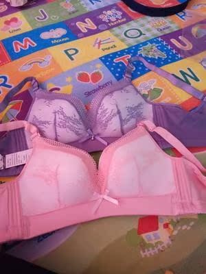 做工精细没有一点线头，面料是很舒服柔软光滑的冰丝面料，胸垫手感好不容易变形，真是特别好的一款文胸，穿着舒服透气，侧收效果不错，没有束缚感，价格也实惠，亲们快快行动吧，性比价很高，没有让我们失望，店家还送了小礼物，真的很满意，希望店家生意兴隆！