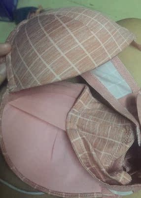 第一次买歌瑞尔的文胸，满怀激动的心情收到了，果然不失所望，文胸摸起来很舒服，很柔软，本来以为说上薄下厚，两厘米会很厚，很忐忑，一直犹豫会不会不合穿。但是呢收到之后发现一点都不厚，里面的棉花很柔软，一按下去就薄薄的很舒服一点也不厚，这个让我很惊喜。颜色粉粉的十分好看，简单上档次哈哈！拿到这件之后立马圈粉，又赶紧想着要买多一件哈哈！比心！哈哈！