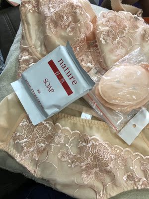 好漂亮的内衣，还送了好多东西，穿上身非常好看，而且有辣辣的感觉，穿了几次感觉就没那么辣了