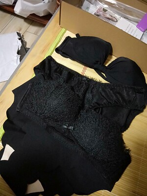 买了两套黑色的，很喜欢的，试穿了效果很不错哦！！喜欢的宝宝们赶紧买下！！