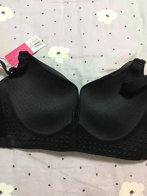 第一次在网上买内衣,买的还是我一直喜欢的都市丽人内衣,没想到还挺让我满意的,也穿了10来天了,穿在身上很服帖,很舒服,是薄款的,质量也很好,做工精细,洗了也不变型,很喜欢,还打算再买一款换着穿! 第一次在网上买内衣,买的还是我一直喜欢的都市丽人内衣,没想到还挺让我满意的,也穿了10来天了,穿在身上很服帖,很舒服,是薄款的,质量也很好,做工精细,洗了也不变型,很喜欢,还打算再买一款换着穿!