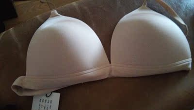 先买了一个黑色，用着很好，又下单买了肤色的，罩杯买大一号，应该会更合适。