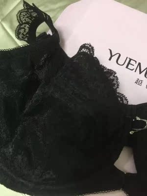 个人不推荐！！真的不太好，不值这个价位，感觉四五十的都比这个好。买来第一天穿，乳沟这里的挂饰就过敏了，时不时要抓痒，尴尬的很，第二次穿，钢圈都刺出来了，胖的人多少有点副乳，戳的痛死，哎，内衣网购的也多了，第一次买到这么不称心，性价比这么低的。