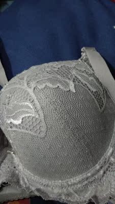 衣服还可以 我觉得不足就是 肩带有点细 可能是我觉得宽的更舒服一点 还有下胸围的带子比较松 可以拍小一号 穿着会更合身一点 还是满意的 价钱跟衣服也很匹配 第一次买古今的内衣 以后恐怕要常买了 哈哈哈