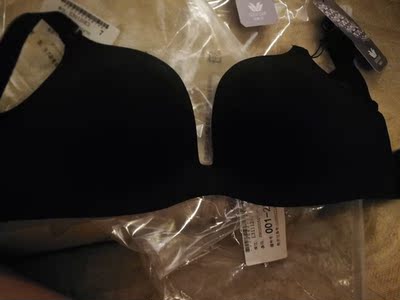 确实舒服，显得形状美好。挺括。 以前在天猫淘宝上买东西，都是系统自动好评，花了有好多好多钱，后来才知道淘宝评论得积分可以涨淘气值时，才知道评论的重要性，所以以后无论买什么东西，我都先把这段话复制粘贴下来，然后再写宝贝评论，没错，评论80个字以上就可以获得50个积分。