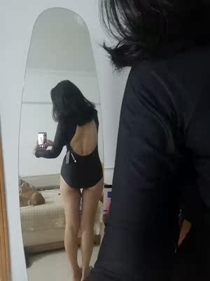 期待了一周的泳衣，试穿一下挺合身的，客服很给力！本人102斤，身高160！