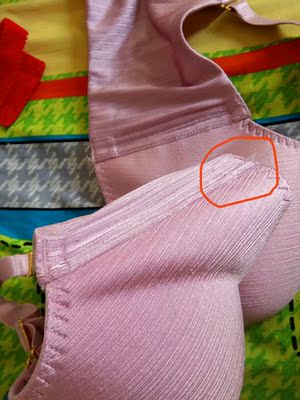 千万不要买这家无良商家的内衣，买了不就会受伤了。人受伤了，心也受伤了，无良的商家一句话没说什么，就说一个不好意思，你退货吧。而且我申请退货无良商家竟然拒绝了我的退货申请。我没有退到货直接扔垃圾桶了大家快看看吧，这样都内衣，谁敢穿，拿在手上手都受伤了。难道检查眼睛就这么大，看不见吗？