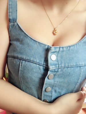 非常满意的一次购物，和图片描述的一样，，无异味，很值，包装漂亮，宝贝质量特别棒！客服态度很好，给我建议的尺码也穿着特别聚拢服帖，没有出现下滑的情况，卖家还送了好多小礼物，赞。刚开始穿还有点不熟，后面直接脱了拿在手上研究了一哈搞清楚方式之后在穿就好穿多了，聚拢效果还是比较明显的，我是很满意这次购物的，不管是售前还是售后都很好，体验度很好，还会在来支持的哦，还会推荐好闺蜜也来，祝生意兴隆哦！物超所值！