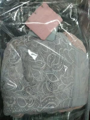 内衣到了，刚刚试了一下，超级满意，内衣不大，不小，内衣的版型很好，我胸是70B其实要小一点，很怕大了，结果没大，太好了，无海绵无钢圈，之买的那款内衣版型不太好，穿起来我没胸不说而且胸型不好看，完全没形状，都不知道怎么整理好，今天试了这个，感觉我的内衣救星来了，如果好穿以后就买她家里