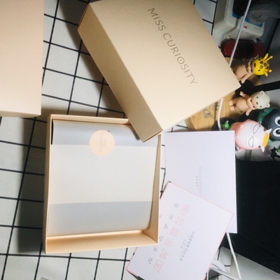 好神奇…买了两家,结果盒子撞衫了,撞衫不可怕,套路还是一样的…但是另一家的盒内感觉更高大上些 好神奇…买了两家,结果盒子撞衫了,撞衫不可怕,套路还是一样的…但是另一家的盒内感觉更高大上些