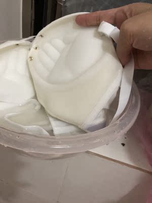 这是我在网上最差的一次购物了   在网上买东西都说一分钱一分货  如果买的便宜东西稍微过得去我一定好评 大家可以去看我的记录这是我淘宝以来的第一个差评 。先前介绍的尺码小了  拿去退换  换回来的还不是特别合适  我急着要穿  就不管了  反正就打算穿一次的 ，我买的全白  但是下水之后布料就变成黄色的了  刚新买的内衣有味道我可以接受  但是这个内衣我用沐浴露洗了一遍 肥皂洗了一遍 味道还越来越重 没办法我就用内衣洗衣液泡着  特别香的香味都掩盖不住那种难闻的味道    要买的都注意了  天猫介入都退不了货   他们的手续齐全   没下水之前除了尺码什么都好   等下水了东西不可以退了  就什么问题都来了