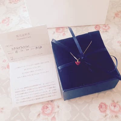 跟老板咨询了很多,也大概了解了一下这款项链的专柜价格,才决定入手的。包装 贩售说明书都齐全,老板说了支持专柜验货的,所以相信老板应该正品。ahkah真的太好看了,小号很精致,长度有一个调节扣环,比锁骨链长一点,链子18k金材质,爱心小红珊瑚,很精致,很特别!超喜欢!谢谢老板~老板很坦诚所以好评! 跟老板咨询了很多,也大概了解了一下这款项链的专柜价格,才决定入手的。包装 贩售说明书都齐全,老板说了支持专柜验货的,所以相信老板应该正品。ahkah真的太好看了,小号很精致,长度有一个调节扣环,比锁骨链长一点,链子18k金材质,爱心小红珊瑚,很精致,很特别!超喜欢!谢谢老板~老板很坦诚所以好评!