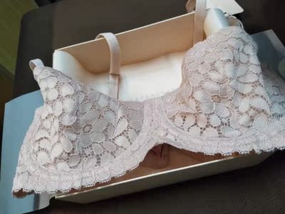 ！两件都超好看的，小盒子拿在手上特有重（因为是两件），送了拉长背扣的还有一对乳贴（虽然我不怎么用） 这一件是会透的哦，乳头那边会有颜色透出来，因为就是一层薄薄的，就是颜值很高，粉色真的超好看啊啊，就我觉得穿在衣服里面没什么，或者自己好好搭一搭 然后比起另一件，没那么贴合，不过也很不错的，不会空，我扣到最里面那个就不会跑了