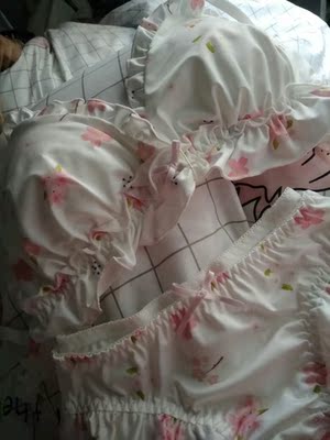 完全满足了老夫的少女心。面料滑滑的，超级喜欢。接下来的都是废话&hellip;&hellip;淘宝几年才知道原来评论85个字才会有积分。所以从今天到以后，这段话走到哪里就会复制到哪里。首先要保证质量啊，东西不赖啊。不然就用别的话来评论了。不知道这样子够不够85字。谢谢老板的认真检查。东西特别好，我不是刷评论的，我是觉得东西好我才买的，你会发现我每一家都是这么写的。因为复制一下就好了。