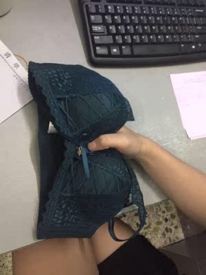 一直买他家内衣，每次新款都会来买，这次一样没有失望，和宣传图片一样没有差别，内衣没有钢圈是我最喜欢的，透气性非常好，卖家客服态度也非常好，问什么问题都能及时回复，价格也不贵，物美价廉。很喜欢。这个穿上身上很舒服，不错