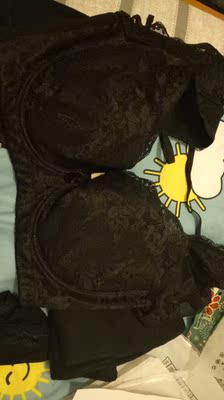 宝贝挺好的，不跑杯，收副乳。试穿舒适，洗洗就能上身啦！大胸很难买到合适的内衣，这个还能拯救下垂大胸，太喜欢了。