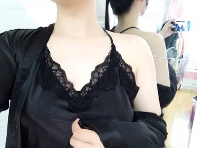 第一次尝试这种性感的睡衣～效果真的是没得说！超级显白啊，有点肉肉的妹子们不要担心！完全可以驾驭！而且睡衣超级舒服啊！睡衣穿着0负担，睡得很舒服～