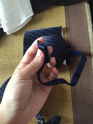 好吧，一次没穿就这样的，都怪我这人拿到东西觉得还可以就直接好评了，早上打算穿，就这样了，一次没穿过，早上说给我处理的，直接把我移走了，晚上了了无音讯，好评应该刷的，谨慎购买