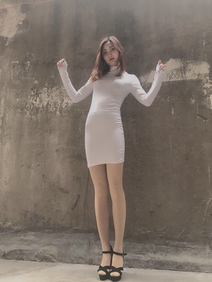 衣服很显身材，是有弹力的，里面还加了一层薄薄的绒，特别保暖，质量也不错，这次购物很满意。