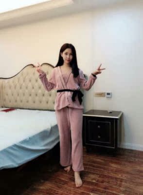 实物和图片没有差别，看着是一模一样的，感觉满满的少女感，挺好看的。厚度还是蛮可以 的，摸着感觉很厚实，有质感，有份量。做工也不错，没有错缝的地方，也没有多余的线头 。试了一下，面料真的是很舒服，软呼呼的，也暖呼呼的，觉得特别的保暖。总的来说，很 满意，感觉买的还是蛮值当的