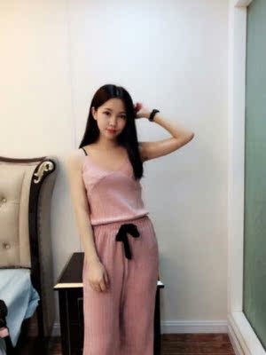 实物和图片没有差别，看着是一模一样的，感觉满满的少女感，挺好看的。厚度还是蛮可以 的，摸着感觉很厚实，有质感，有份量。做工也不错，没有错缝的地方，也没有多余的线头 。试了一下，面料真的是很舒服，软呼呼的，也暖呼呼的，觉得特别的保暖。总的来说，很 满意，感觉买的还是蛮值当的