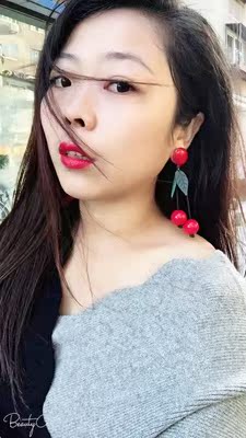 颜色真的是超级超级超级美，厚薄适中的那种，非常适合小胸或平胸的妹子，这款内衣简直是神器，而且非常舒服，穿上真的变得大了，有沟了。聚拢效果杠杠的，既简单又不失性感。而且厚度也是我想要的。质感也还不错。物美价廉。这次的购物我很满意。