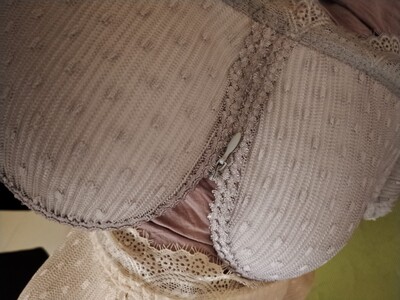 非常舒适简约的一款内衣，不会刺不会痒，罩杯的棉很舒适，不会太硬，穿在罩衫里也是美美哒～