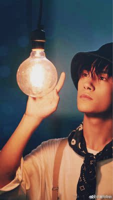 我现在处于崩溃的边缘&hellip;为什么&hellip;因为我已经写了很多评价了！直到现在！看到内外的这么多款内衣要写评价我真的要崩溃了啊啊啊啊～但还是要好好写的！内外的内衣我是第一次买，但是被朋友安利过！所以有活动的时候毫不犹豫的入了！到手穿上之后惊为天人！哇！真的给我整平胸了&hellip;虽然我是75A&hellip;哈哈哈还有最重要的一点！真的很舒服！有的时候就感觉像是没穿内衣一样！但是下胸围有点不合适！和朋友整体拼单买的&hellip;我还要帮他们写评价&hellip;真的要哭了&hellip;