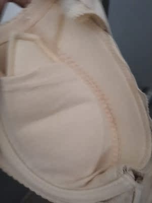 有钢圈然后硌 因为聚拢所以穿起来会有束缚 不太习惯 然后两个钢圈中间交界处很硌人 很硬 内衣很薄 里面小海绵厚海绵 很容易掉出来所以钢圈感受到格外明显 感觉有点不习惯。没穿习惯还是慎重吧 聚拢还是很有压力的 然后内衣带子那个调节带子长度的小扣扣在后面 很不顺手 自己很难调整 个人觉得还需改进