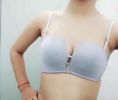 一开始是觉得外观好看买的，真的是始于颜值，忠于品质啊，穿起来也很透气，简直是小胸福音，今天穿了和姐姐出去玩，非常合身，显得胸型好，不压胸，很防走光哦，毕竟一字肩有点宽松，弯腰的是很容易走光，关键是还不掉！！！不勒胸，反正，遇到这家店就像捡到宝，果断粉了赞赞赞