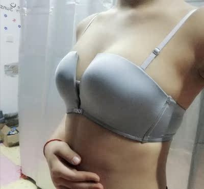 一开始是觉得外观好看买的，真的是始于颜值，忠于品质啊，穿起来也很透气，简直是小胸福音，今天穿了和姐姐出去玩，非常合身，显得胸型好，不压胸，很防走光哦，毕竟一字肩有点宽松，弯腰的是很容易走光，关键是还不掉！！！不勒胸，反正，遇到这家店就像捡到宝，果断粉了赞赞赞