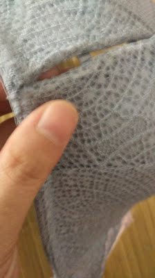 好多都起球了，还有一个地方烂了。