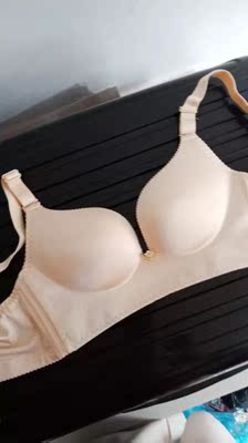 内衣收到,质量挺好的,穿着很舒服,无钢圈没有束缚感,下水后没有退色,尺寸大小合适,性感时尚,很喜欢,颜色很漂亮,材质很光滑细腻,穿了一天比较舒服,不错的内衣。 内衣收到,质量挺好的,穿着很舒服,无钢圈没有束缚感,下水后没有退色,尺寸大小合适,性感时尚,很喜欢,颜色很漂亮,材质很光滑细腻,穿了一天比较舒服,不错的内衣。