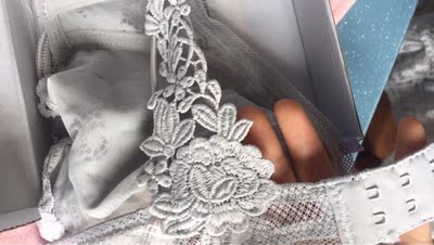 宝贝的质量很好，而且真的很薄哦，款式是蕾丝的，爱上去性感可爱，非常喜欢，价格在合适不过啦。几十块钱可以买到这样的内衣实在是让我很满意啊！还显得胸小，建议胸大的妹子买偏小一码的。自己感觉有点点偏大哦