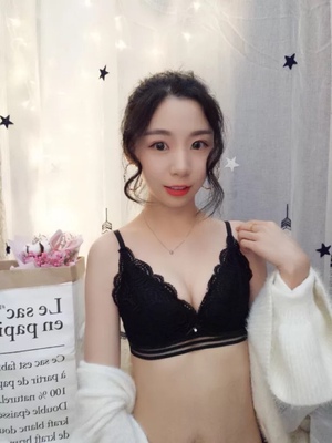 不会勒 透气性蛮好的 无钢圈 托起胸部也很好看穿上很舒服，喜欢蕾丝的  价格便宜   很满意。