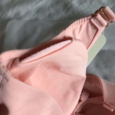 我们这有专柜，对比过东西一样，旗舰店买要划算很多，目前门店几乎无折扣。这款很舒服，有薄薄的海绵，不是很厚重那种，双排扣，不会很勒。颜色和图片差不多，没有太大色差。就是尺码大家买的时候还是要慎重选择，我按照店里的尺码表选择买回来小了，后面换了大码，平时穿是75C，发的普通快递，之前买发都是顺丰。对了，包装的盒子很好看，一看就是走品质路线。推荐。