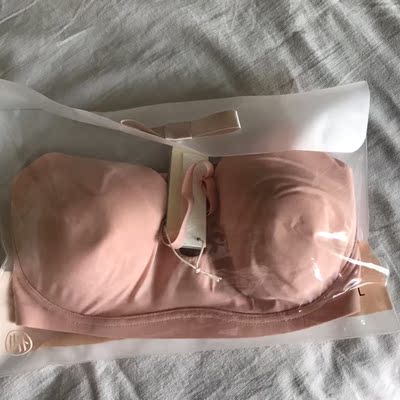 我们这有专柜，对比过东西一样，旗舰店买要划算很多，目前门店几乎无折扣。这款很舒服，有薄薄的海绵，不是很厚重那种，双排扣，不会很勒。颜色和图片差不多，没有太大色差。就是尺码大家买的时候还是要慎重选择，我按照店里的尺码表选择买回来小了，后面换了大码，平时穿是75C，发的普通快递，之前买发都是顺丰。对了，包装的盒子很好看，一看就是走品质路线。推荐。