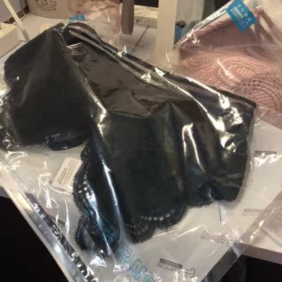 衣服很好，试穿了一下，真的是穿着很舒服，哈哈，颜色款式什么的也好看，适合我哦，刚刚在水里洗了一下，也没有褪色的情况，会回购的呦