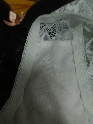 内衣还好，不会空杯，就是走的快或者跑步的话会抖胸。内裤的话就是没修好边，这蕾丝内裤看起来不能穿久，好薄啊。