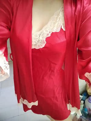 衣服质量很好，摸起来很舒服。