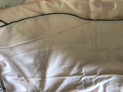 我买淘宝基本不会差评，这是第二个差评！衣服的黑色线把衣服染了，我老公说我买残次品！卖家说洗不掉。我看了很多睡衣，这个最薄最贵，结果就给我发残次品，不着急穿我完全可以退货，但是天太冷了我必须穿。写这个评论是要买这个睡衣的姐们们看清楚，你能接受这种瑕疵的话再买，别跟我一样气个半死。卖家态度很诚恳，也愿意解决问题，但是产品质量把关就是不够，给你们差评不为了别的，就希望你们吃一堑长一智，以后把产品做好了，第一次买这个品牌，非常失望。以后都会绕着走的。
