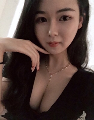 一字肩衣服可以穿咯，大爱。内衣很好穿啊！真的怎么样都不会掉！罩杯薄厚适中，聚拢，而且穿一字领和吊带超级方便！也不会空杯！超好！。非常满意，不会掉。价格好便宜，商品质量也很好哦！穿一些露背之类的裙子啊，或者针织衫什么的都可以用！哈哈哈！还会再来购！因为买回来完全满意啊，罩杯跟描述相符合，尺码合适，性感指数百分百的