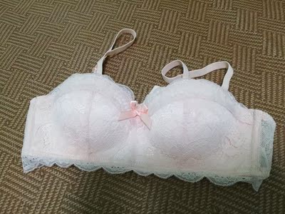 收到超级满意，面料舒服，不上跑不空杯，很贴身，蕾丝很漂亮，也很小女人哦，拍了2套，都很好看