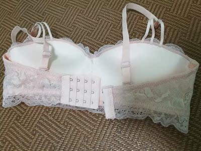 收到超级满意，面料舒服，不上跑不空杯，很贴身，蕾丝很漂亮，也很小女人哦，拍了2套，都很好看