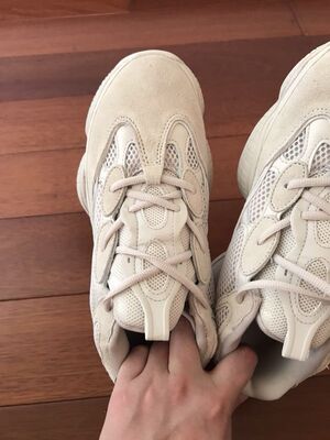 鞋子很不错,穿起来很舒适,而且还非常好看,卖家的服务也很到位,值得购买。 鞋子很不错,穿起来很舒适,而且还非常好看,卖家的服务也很到位,值得购买。