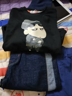 衣服早收到了，物流很给力，店家服务态度很好，我发发了我也指定的颜色、印花，孩子很喜欢，平时很少时间，衣服质量很好，洗过了，不掉色，而且也内衣任何线头问题，就是黄色给我们家的穿不耐脏，第一天穿几天弄的很脏，不过颜色上身效果很好哦。价格好实惠的，喜欢的可以放心购买！！！