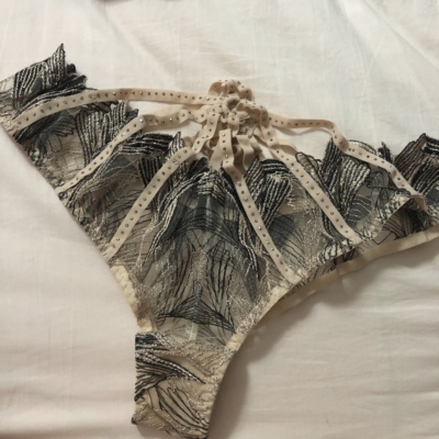 面料有点扎 不是很舒服